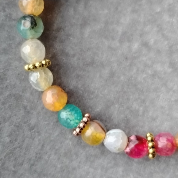 Hand Crafted Multicolor Agate Beaded Memory Wire Bracelet With Cat Charm Accent - Picture 5 of 6